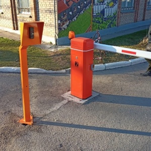 Монтаж шлагбаумов на парковке Киришского домостроительного комбината