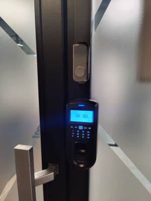 Установка биометрической системы контроля доступом в офисе НК-Технологии