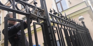 Ремонт автоматизированных распашных ворот на въезде во двор бизнес-центра на ул. Чайковского.