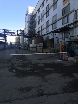 Установка шлагбаума AN Motors (на проезд 6 м) со складывающейся опорой стрелы на въезде на территорию промышленного предприятия на ул. Трефолева