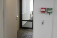 Монтаж СКУД на дверях в помещениях общего пользования в бизнес-центре 'Сенатор' на этапе ремонта