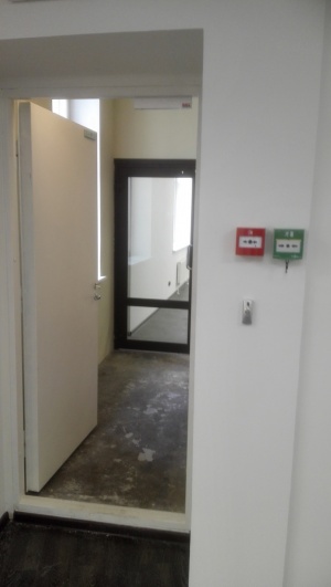 Монтаж СКУД на дверях в помещениях общего пользования в бизнес-центре 'Сенатор' на этапе ремонта