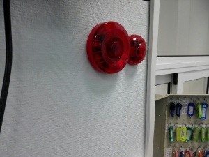Система светового и звукового оповещения охраны об открытых дверях, с тревожной кнопкой на ресепшн