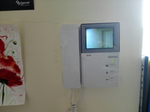 Установка систем контроля доступа с видеодомофоном в офисе компании Meritek