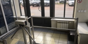 Монтаж турникета с формирователями прохода и быстросъемным ограждением на пути эвакуации, с подключением турникета к СКУД Gate