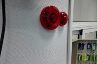 Система светового и звукового оповещения охраны об открытых дверях, с тревожной кнопкой на ресепшн